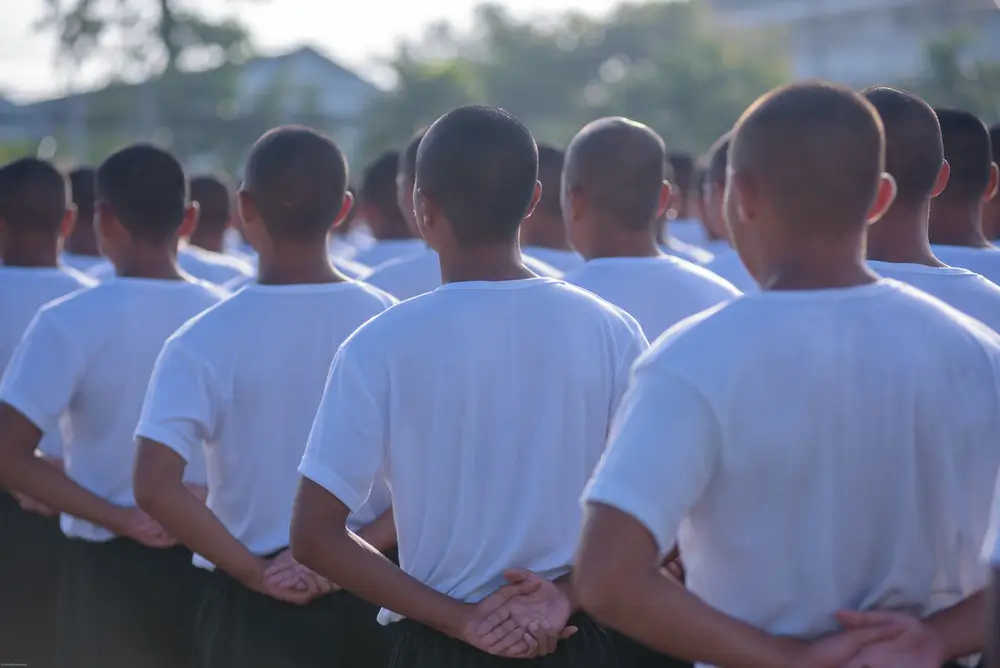 Alumnos de la Escuela Nacional de Policía de espaldas en formación durante su periodo de instrucción.