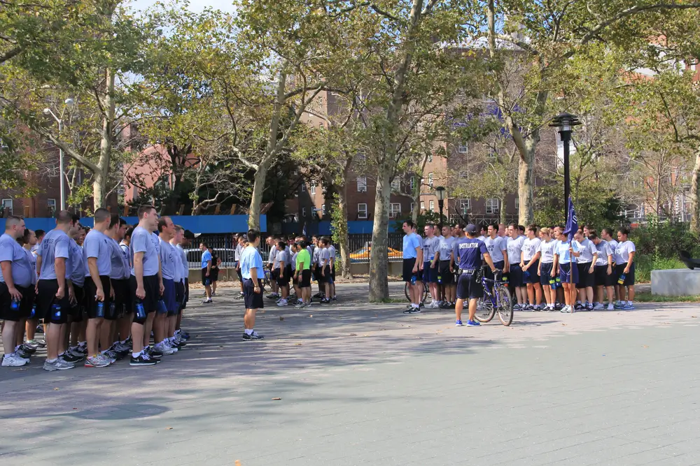 Aspirantes en formación al aire libre durante un entrenamiento para las pruebas físicas de la oposición a policía.