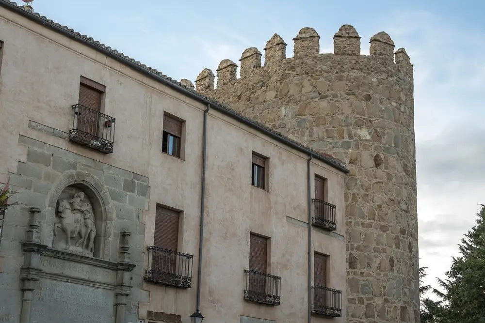 Fachada y torreón de piedra de la entrada a la Escuela Nacional de Policía en Ávila.