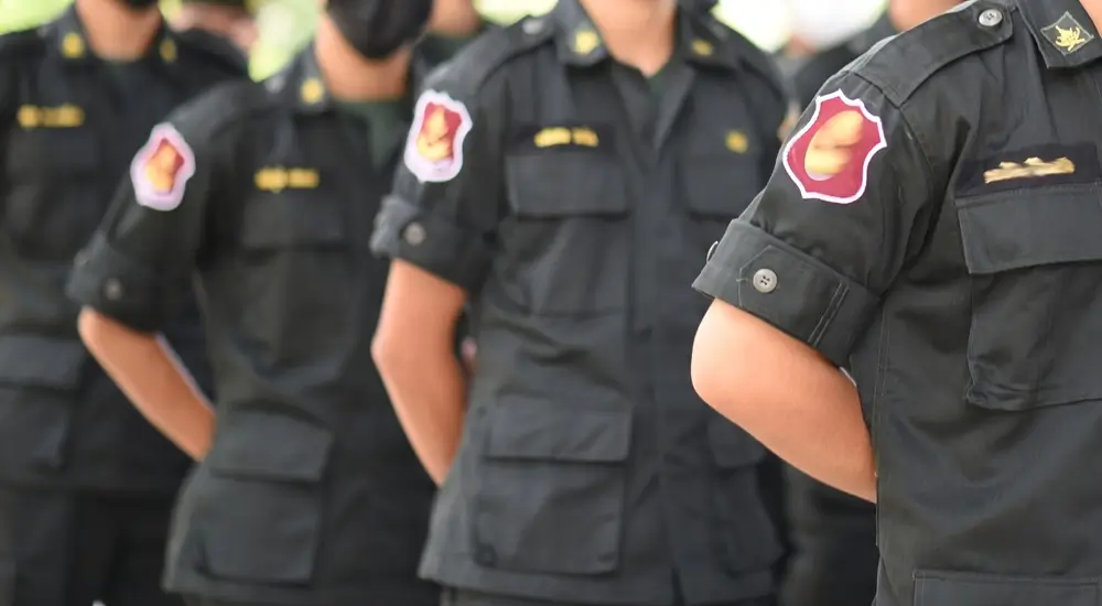 Alumnos uniformados en formación en el aula de la academia de policía durante su entrenamiento y capacitación.