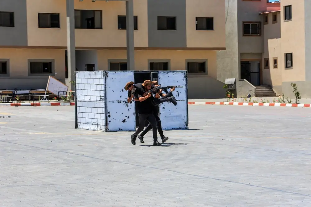 Aspirantes a la policía nacional realizan un ejercicio táctico de rescate con armamento durante su formación.