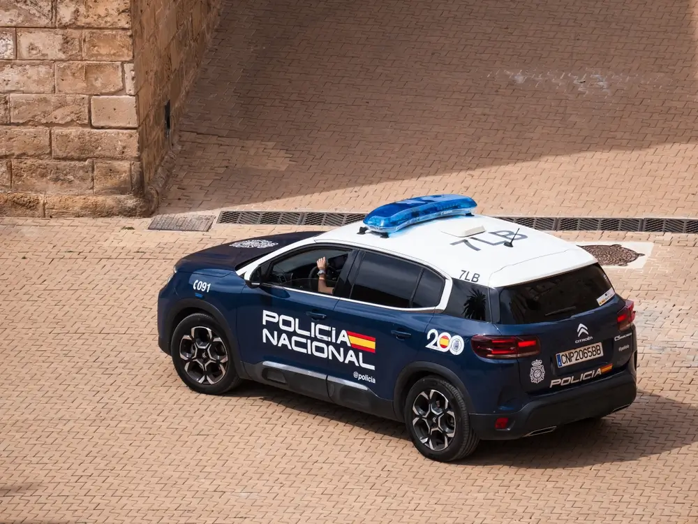 Coche patrulla de la Policía Nacional en el exterior de un centro de formación para el ingreso en la academia.