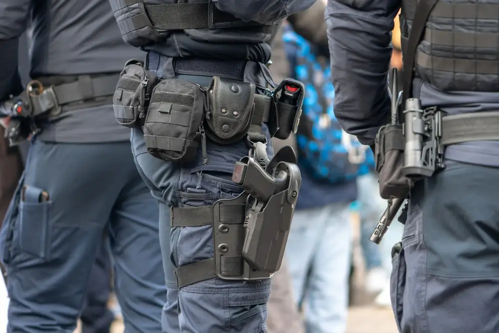 Equipo táctico y funda de pistola de agentes del GEO de la Policía Nacional en un entrenamiento de unidad operativa.