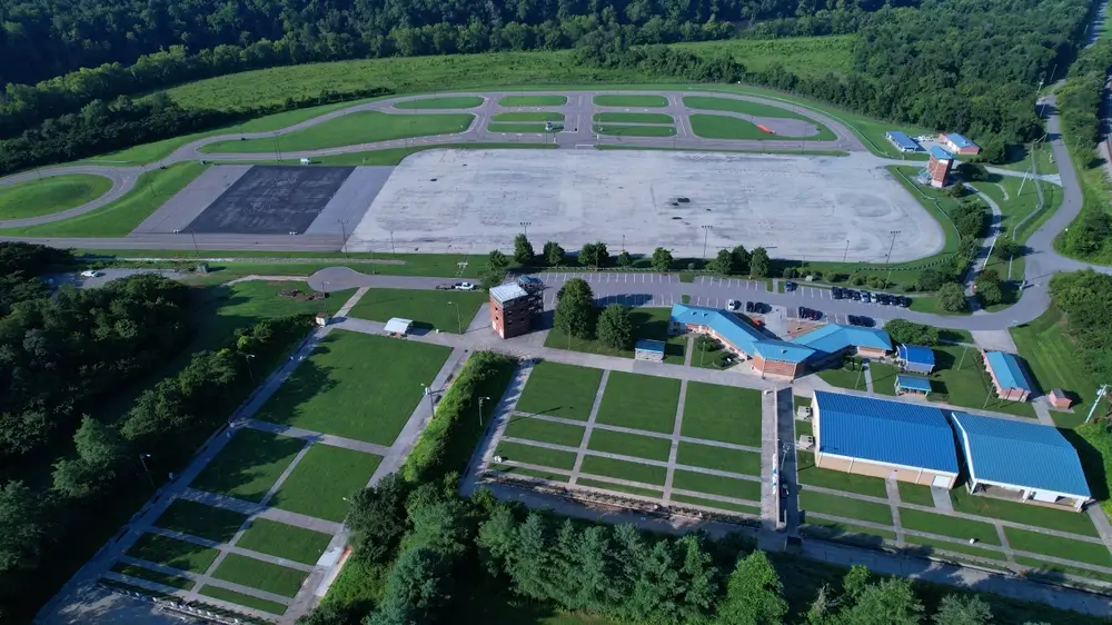 Vista aérea de las pistas de entrenamiento y edificios para la formación de cadetes de la Policía Nacional.