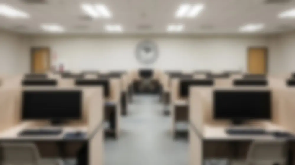 Aula de informática con filas de ordenadores para la formación tecnológica en materias técnico-científicas.
