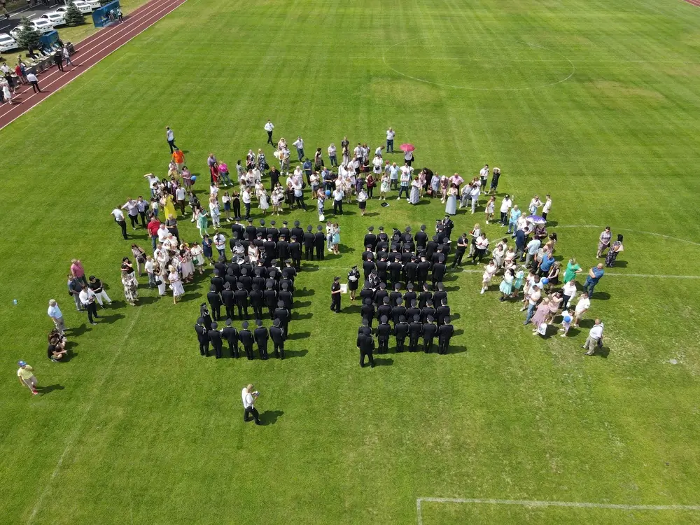 Aspirantes en formación en un campo deportivo durante las pruebas físicas de las oposiciones a policía.