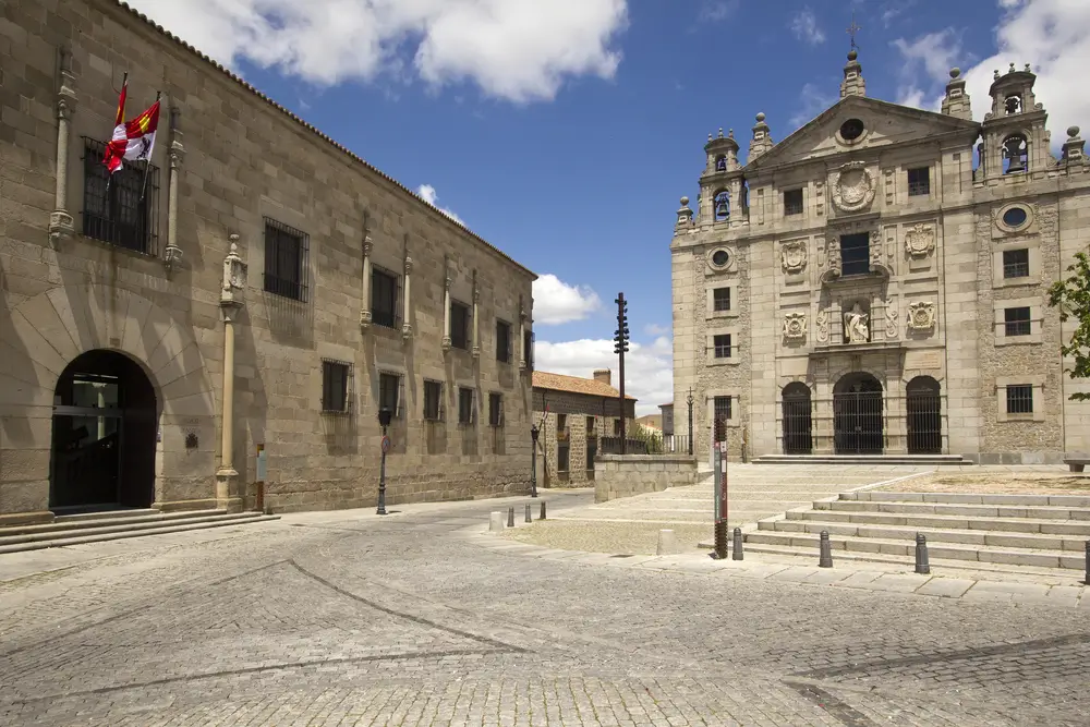 Edificios históricos de piedra en el centro de Ávila, sede de la Escuela Nacional de Policía.