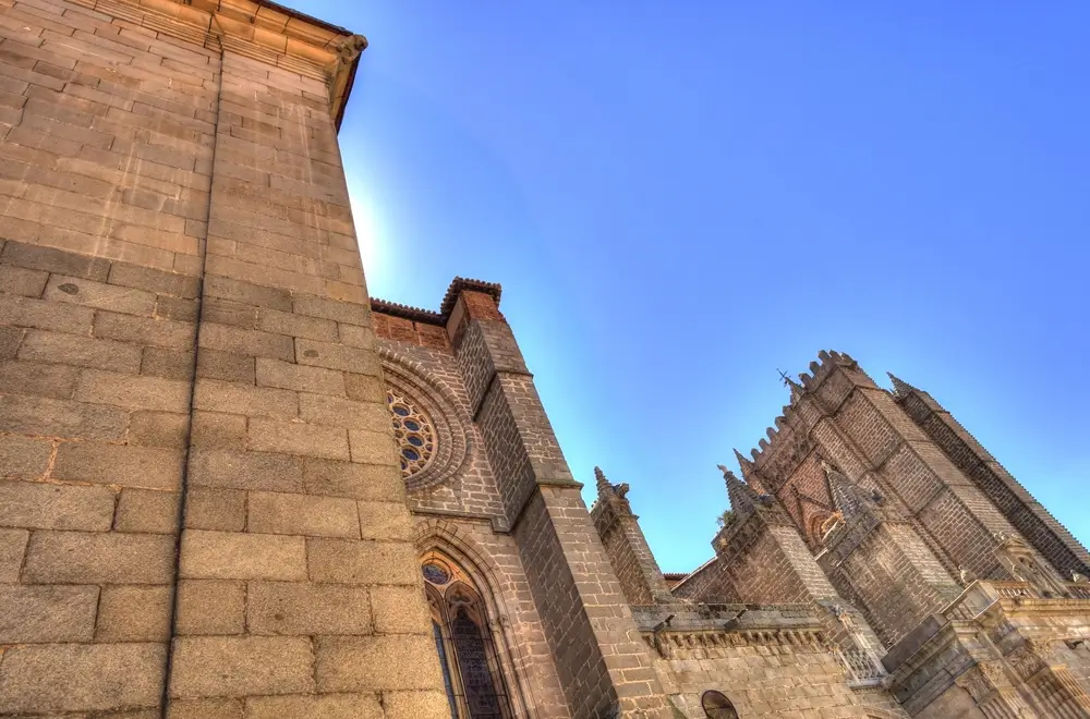 Fachada de piedra y arquitectura gótica del edificio en el campus de la Escuela Nacional de Policía de Ávila.