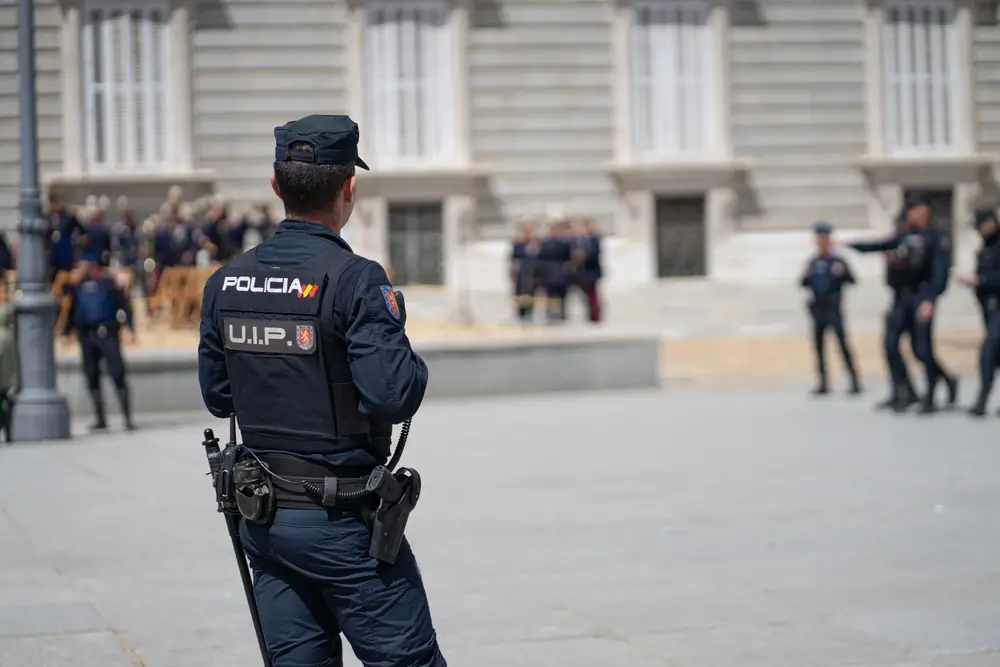 Agentes de la Policía Nacional en una patrulla urbana con el uniforme operativo de la UIP.