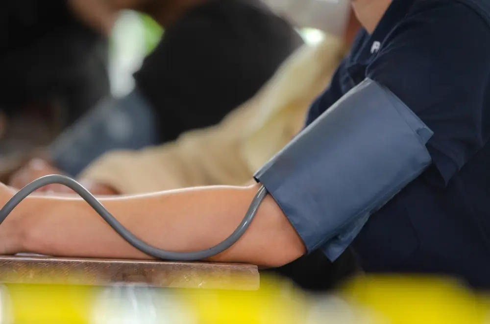 Toma de tensión arterial durante un reconocimiento médico de salud para el certificado de la Policía Nacional.